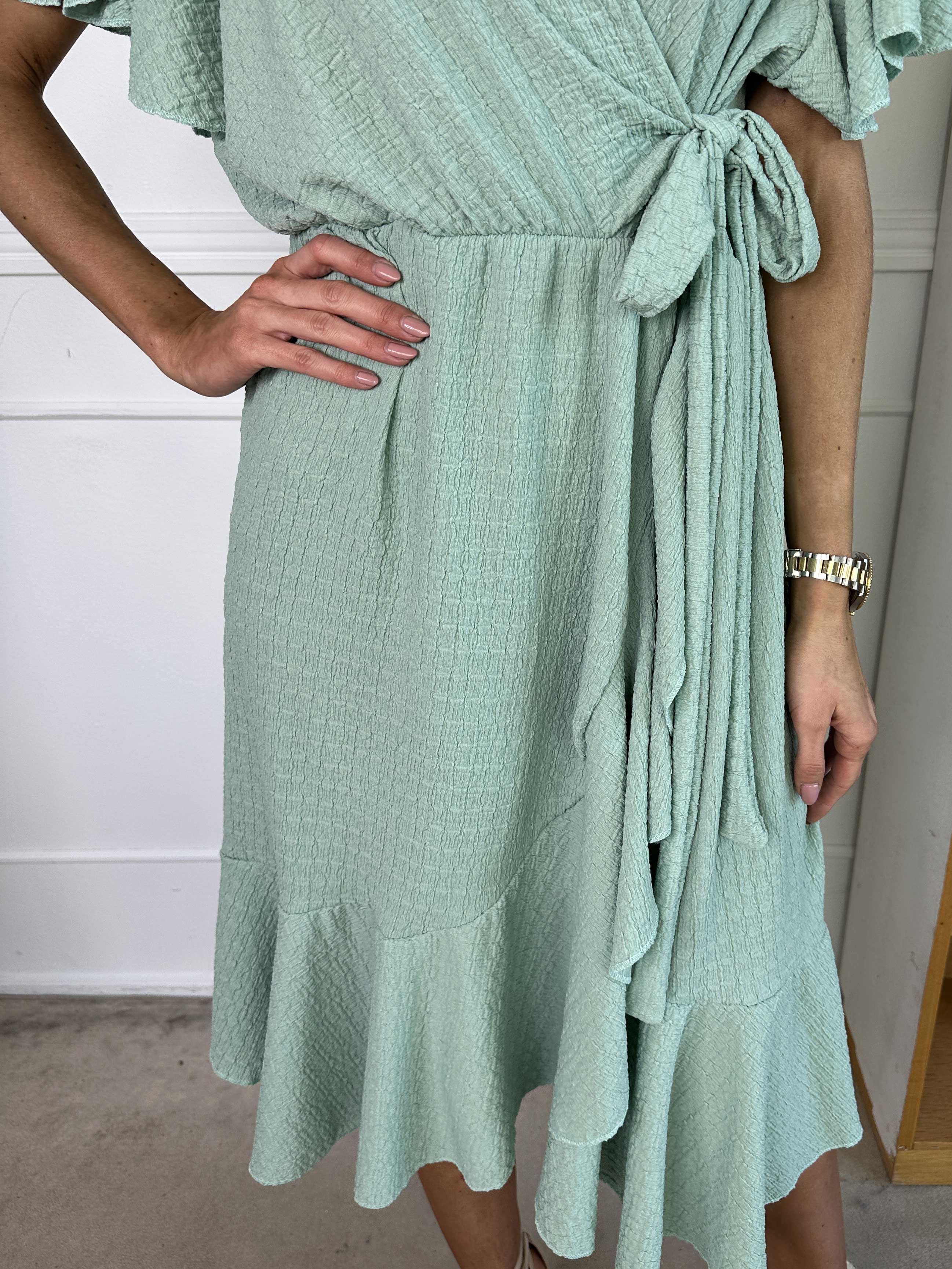 Eliana - Söt omlottklänning med volanger